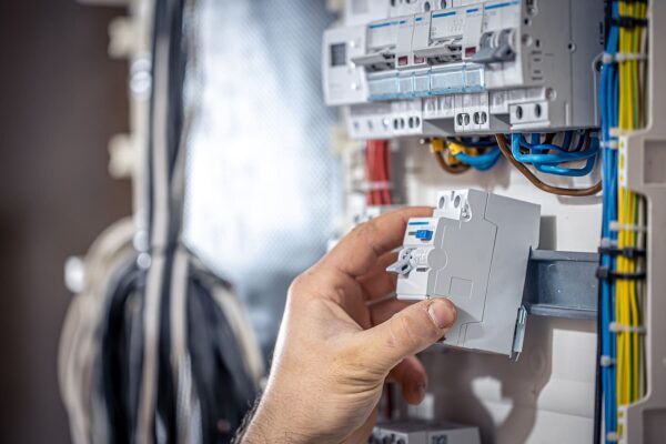 electricista-masculino-trabaja-centralita-cable-conexion-electrica-qwte58dcu2olxdardlch87rjd9kvstceqy6o86g2ao
